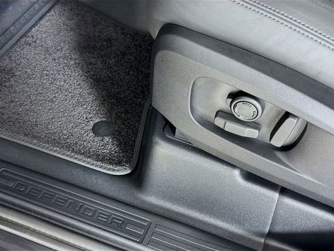 Used 2024 Land Rover Defender 110 SE image 18