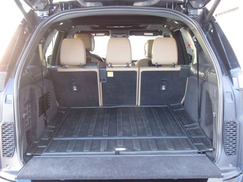 Used 2023 Land Rover Discovery Metropolitan Edition AWD/4WD image 23
