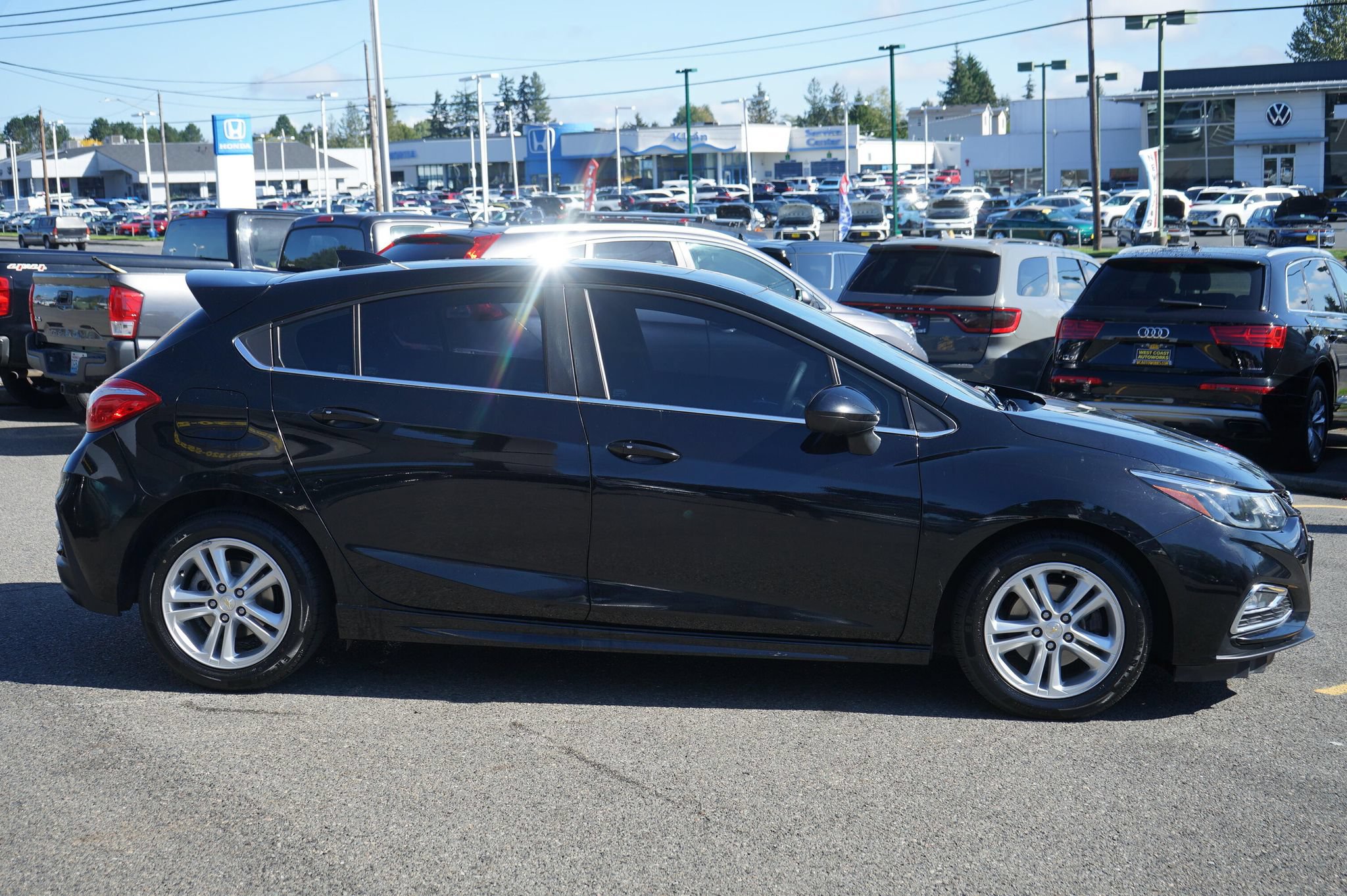 Used 2017 Chevrolet Cruze LT w/ Sun And Sound Package FWD image 6