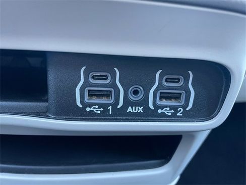 Used 2023 Chrysler Pacifica Touring-L image 25