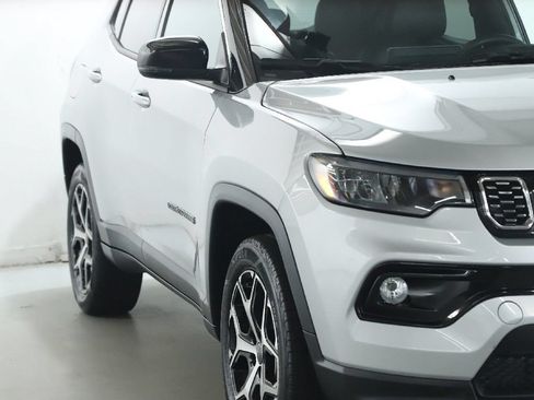 Used 2025 Jeep Compass Limited AWD/4WD image 9