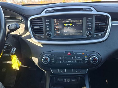 Used 2017 Kia Sorento LX w/ LX Convenience Package image 15