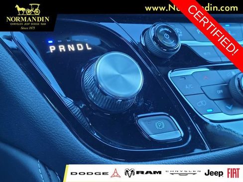 Certified 2025 Chrysler Pacifica Limited FWD image 12