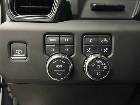 Used 2023 GMC Sierra 1500 AT4 w/ Technology Package image 32