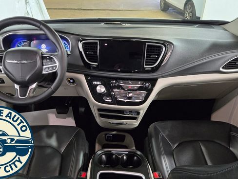 Used 2023 Chrysler Pacifica Touring-L FWD image 29