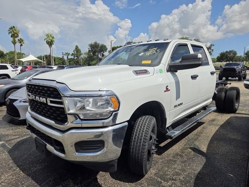 Used 2022 RAM 3500 Tradesman w/ Chrome Appearance Group RWD image 3
