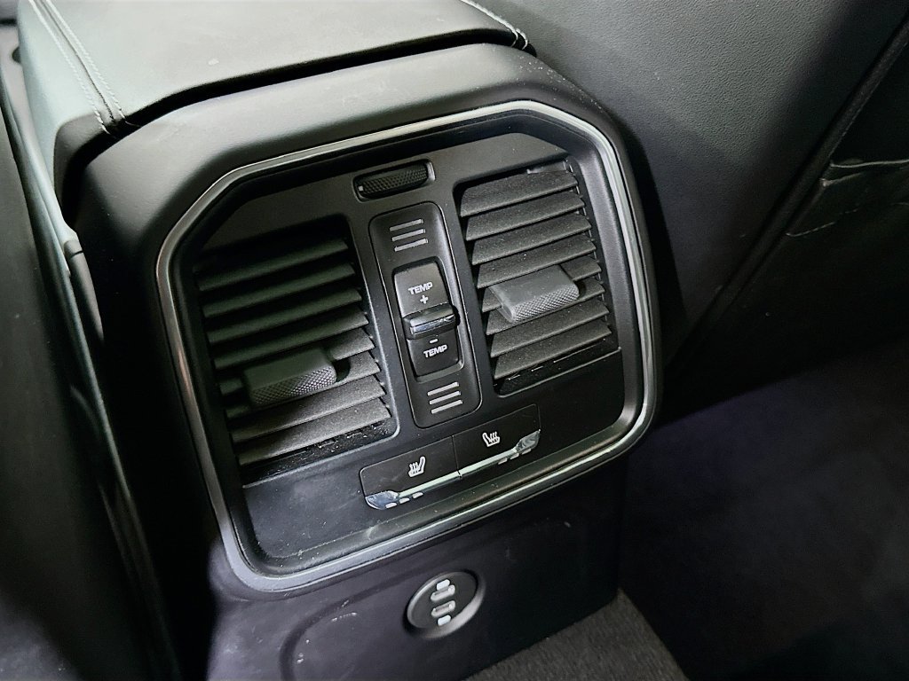 Certified 2025 Porsche Macan AWD/4WD image 27