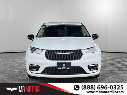 Used 2024 Chrysler Pacifica Select image 11