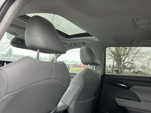 Used 2024 Toyota Highlander XLE image 15