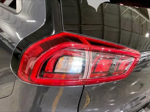 Used 2018 Kia Niro EX w/ Option Group 020 FWD image 30