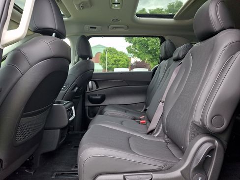 Used 2026 Kia Carnival SX w/ SX Dark Edition Package FWD image 12