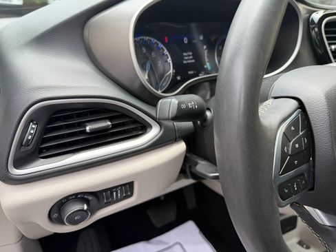 Used 2023 Chrysler Pacifica Touring-L FWD image 25