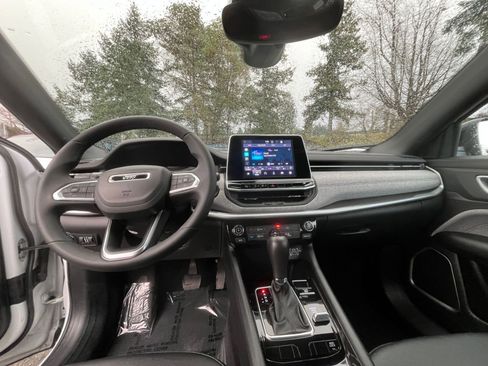 Used 2025 Jeep Compass Latitude image 33