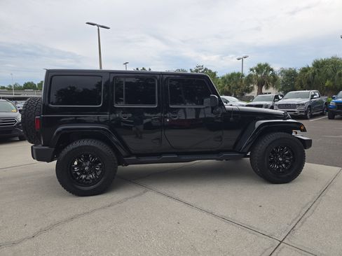 Used 2018 Jeep Wrangler Unlimited Sahara AWD/4WD image 8