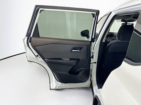 Used 2021 Nissan Rogue SV image 26