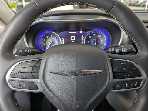 Used 2023 Chrysler Pacifica Touring-L FWD image 30