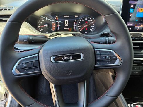 Used 2025 Jeep Compass Trailhawk image 27