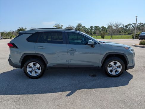 Used 2021 Toyota RAV4 XLE w/ Convenience Package FWD image 3