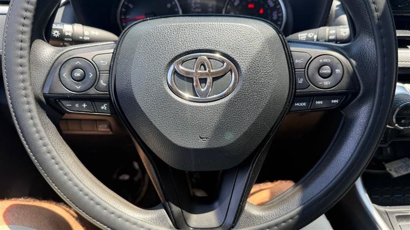 Used 2020 Toyota RAV4 XLE w/ Convenience Package FWD image 33