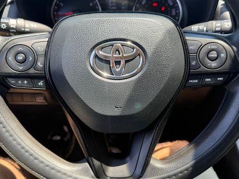 Used 2020 Toyota RAV4 XLE w/ Convenience Package FWD image 33