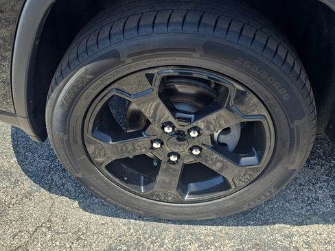 Used 2018 Jeep Grand Cherokee Laredo AWD/4WD image 8