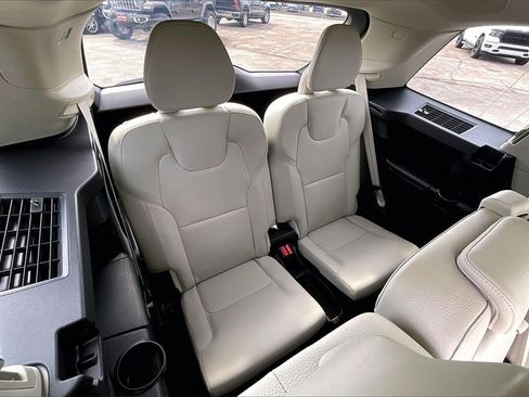 Used 2022 Volvo XC90 T6 Momentum w/ Advanced Package image 37