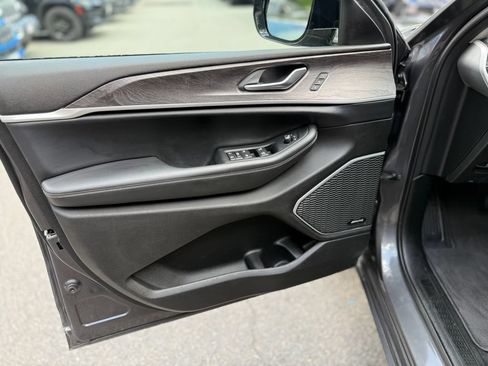 Used 2022 Jeep Grand Cherokee Limited AWD/4WD image 18
