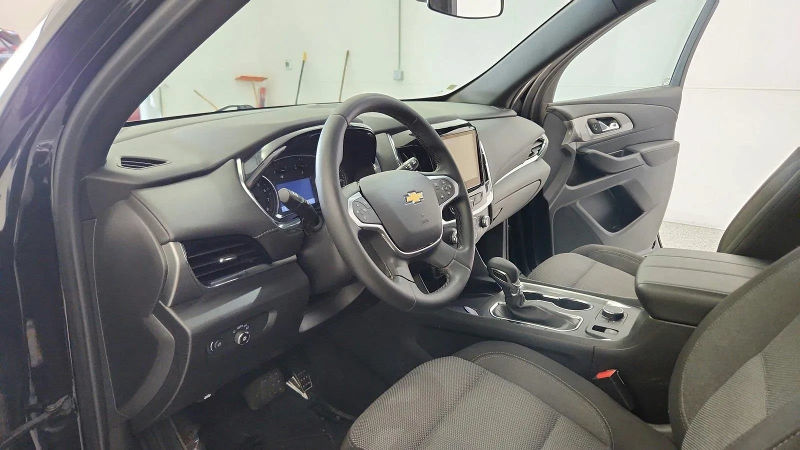 Used 2023 Chevrolet Traverse LT FWD image 21