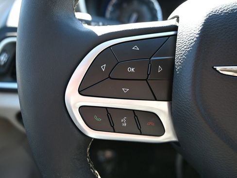 Used 2024 Chrysler Pacifica Touring-L FWD image 9