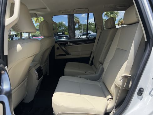 Used 2023 Lexus GX 460 Premium w/ Accessory Package AWD/4WD image 32