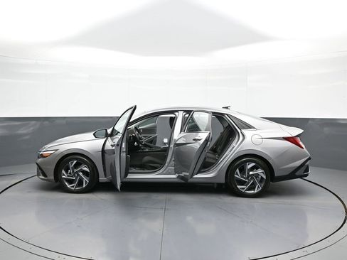 Certified 2025 Hyundai Elantra SEL image 42