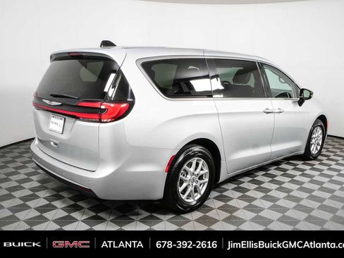 Used 2024 Chrysler Pacifica Touring-L FWD image 3