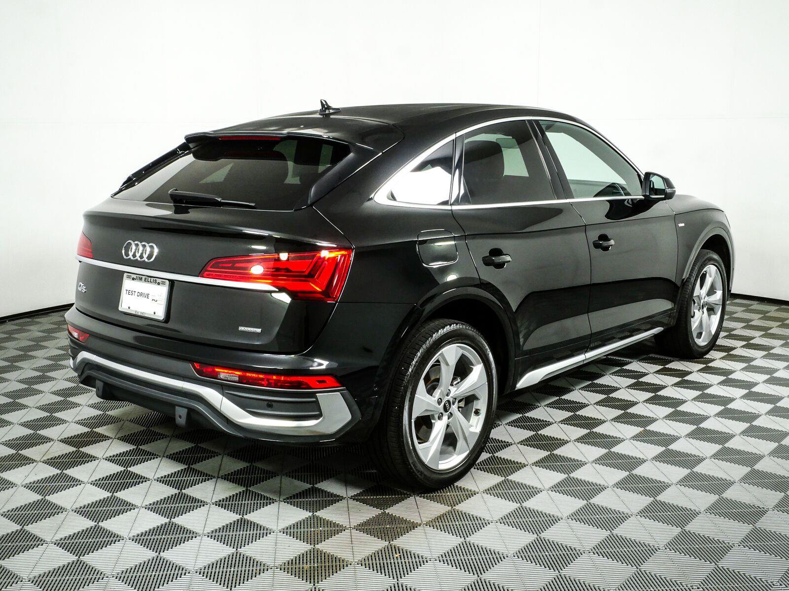 Used 2023 Audi Q5 2.0T Prestige w/ Prestige Package AWD/4WD image 3