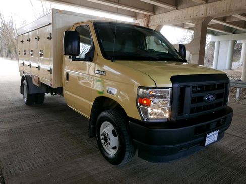 Used 2021 Ford E-450 and Econoline 450 Super Duty image 29