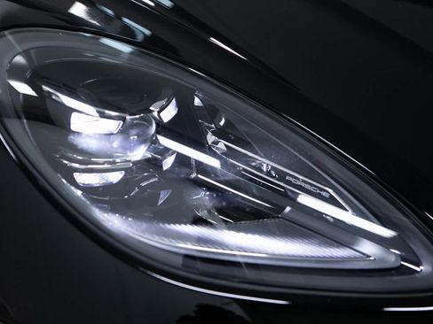 Certified 2025 Porsche Macan image 33