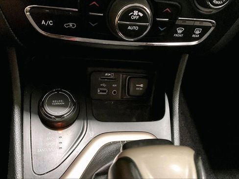 Used 2016 Jeep Cherokee Latitude w/ Comfort & Convenience Group image 16