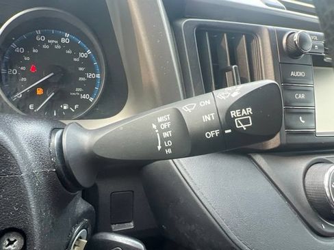 Used 2018 Toyota RAV4 LE AWD/4WD image 21