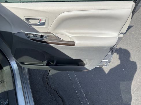 Used 2018 Toyota Sienna XLE FWD image 21