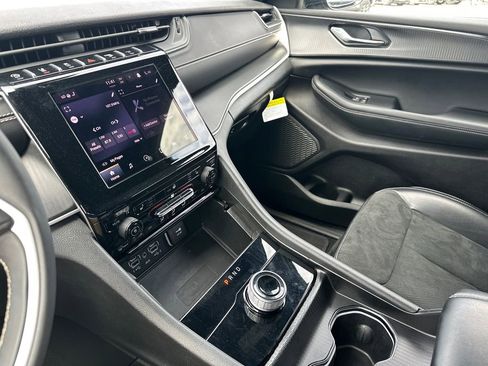 Used 2025 Jeep Grand Cherokee Altitude image 32