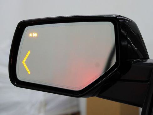 Used 2017 Chevrolet Suburban LT image 18