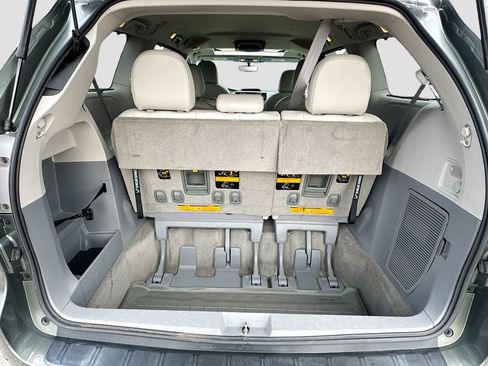 Used 2014 Toyota Sienna XLE image 32