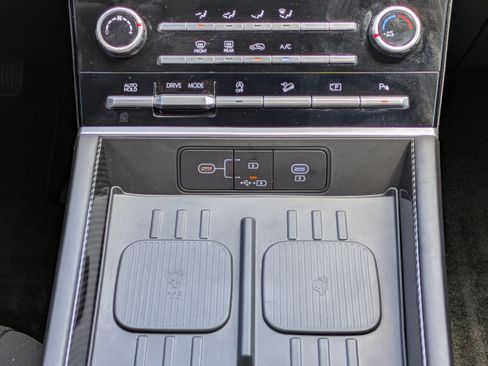 Used 2025 Hyundai Santa Fe SE FWD image 17