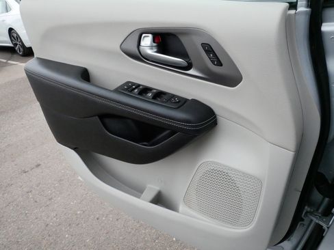 Used 2023 Chrysler Pacifica Touring-L image 27