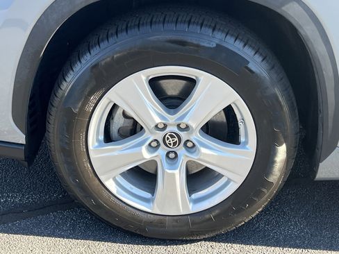 Used 2022 Toyota Highlander LE image 29