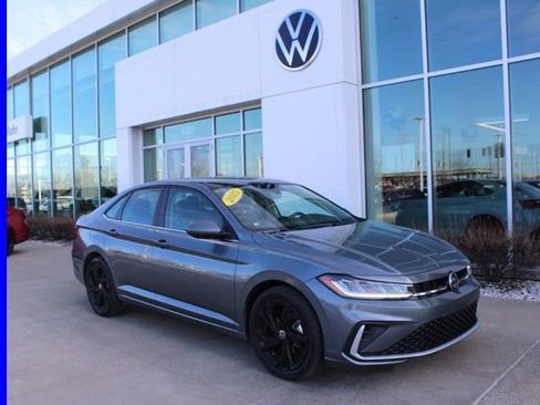 Used 2025 Volkswagen Jetta SE w/ Sunroof Package image 1