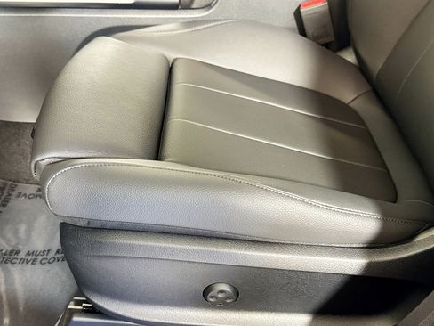 New 2025 Mercedes-Benz GLB 250 image 17