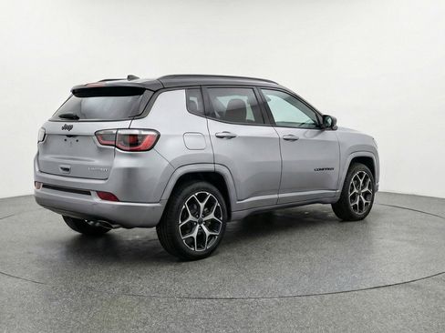 Used 2025 Jeep Compass Limited image 9
