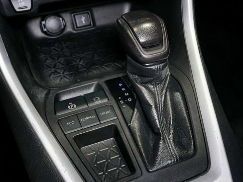 Used 2020 Toyota RAV4 LE FWD image 24