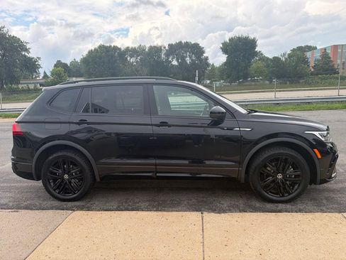 Certified 2022 Volkswagen Tiguan SE R-Line AWD/4WD image 9