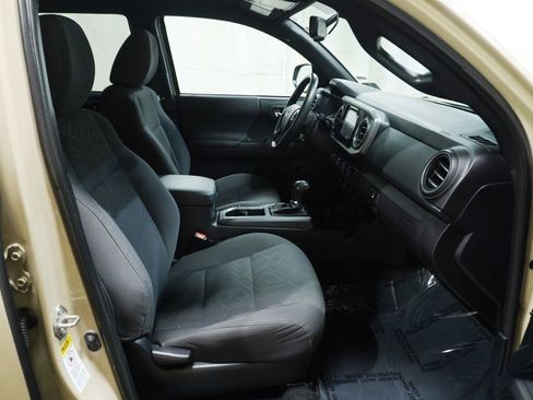 Used 2017 Toyota Tacoma TRD Sport image 11